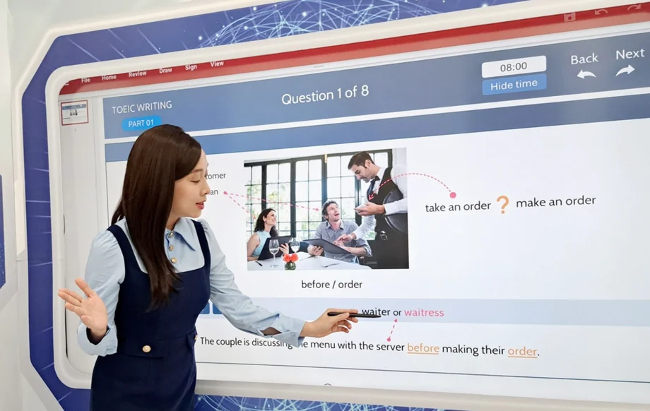 Teacher presenting a TOEIC Writing lesson